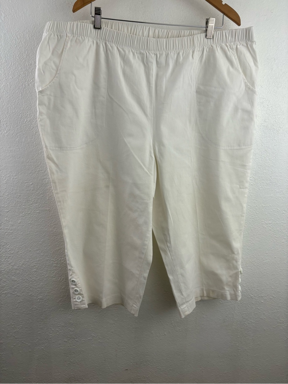 Liz and Me white capris featuring a comfortable elastic waist. Size 2XL